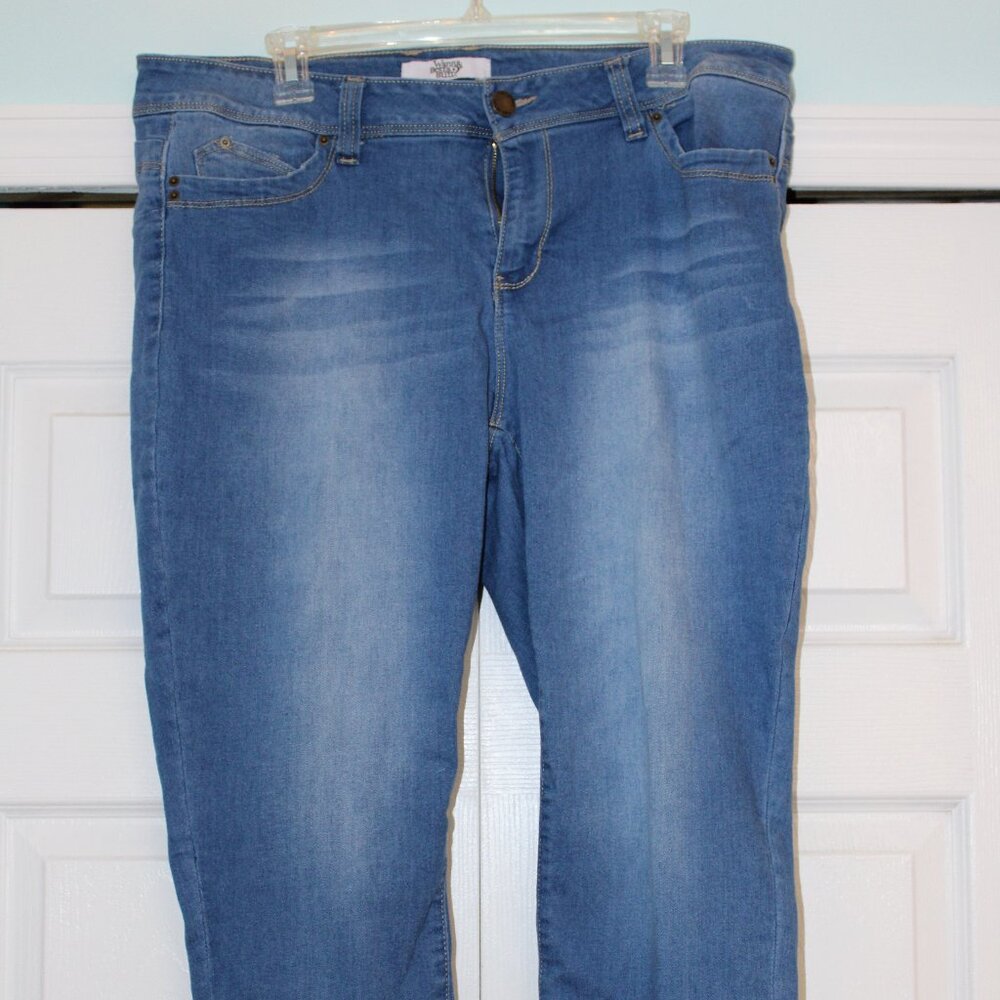 YMI Jeans –Cropped / Capri Skinny Jeans Light Wash Blue